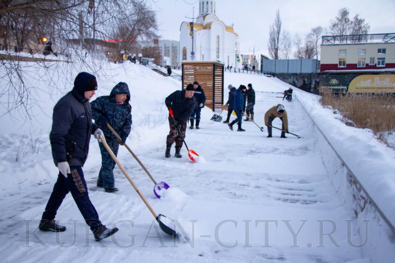 Дорожные и коммунальные службы круглосуточно работают на очистке города от снега Дорожные и коммунальные службы круглосуточно работают на очистке города от снега
