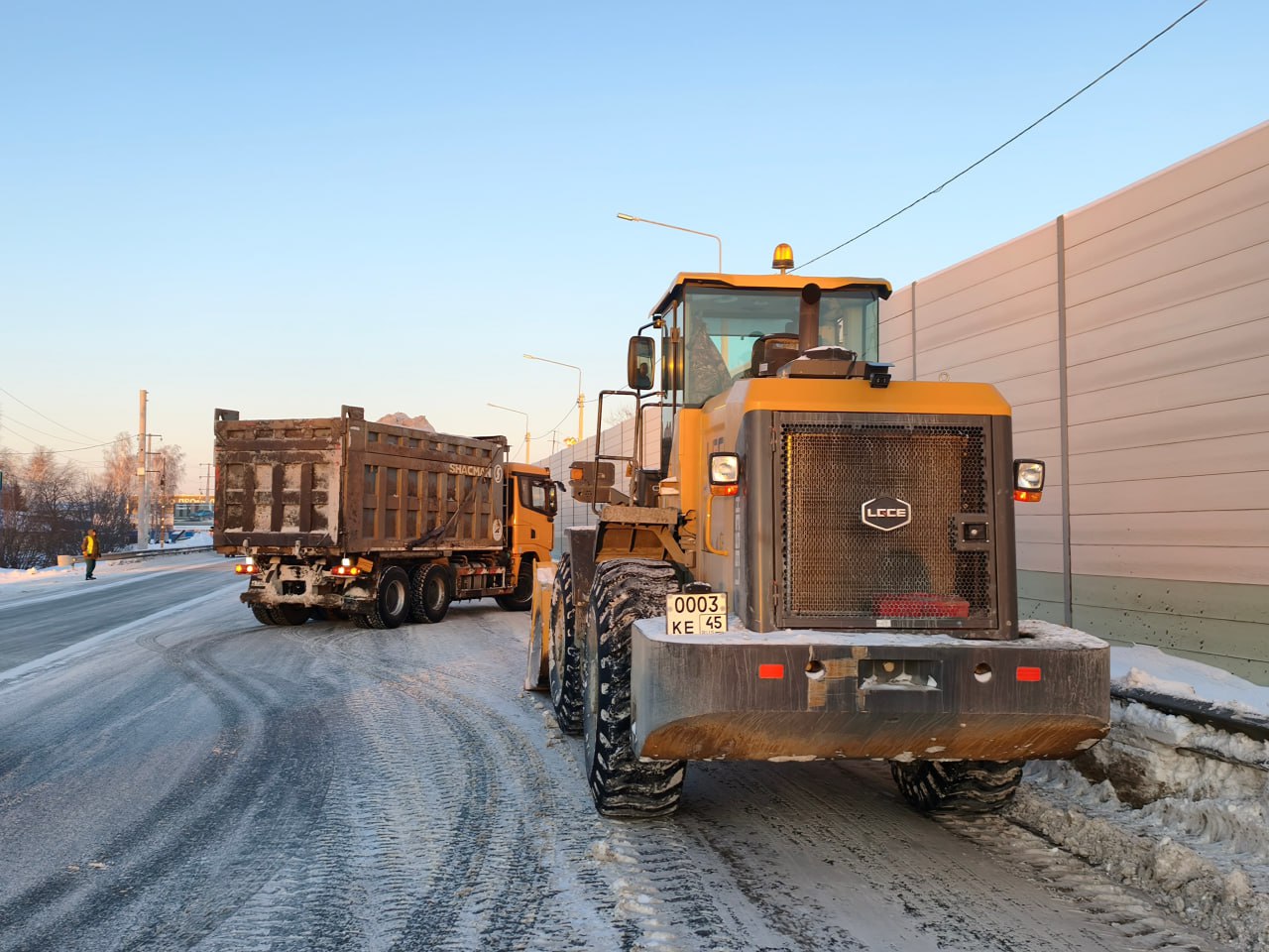 В Кургане дорожными службами продолжается очистка улично-дорожной сети от снега