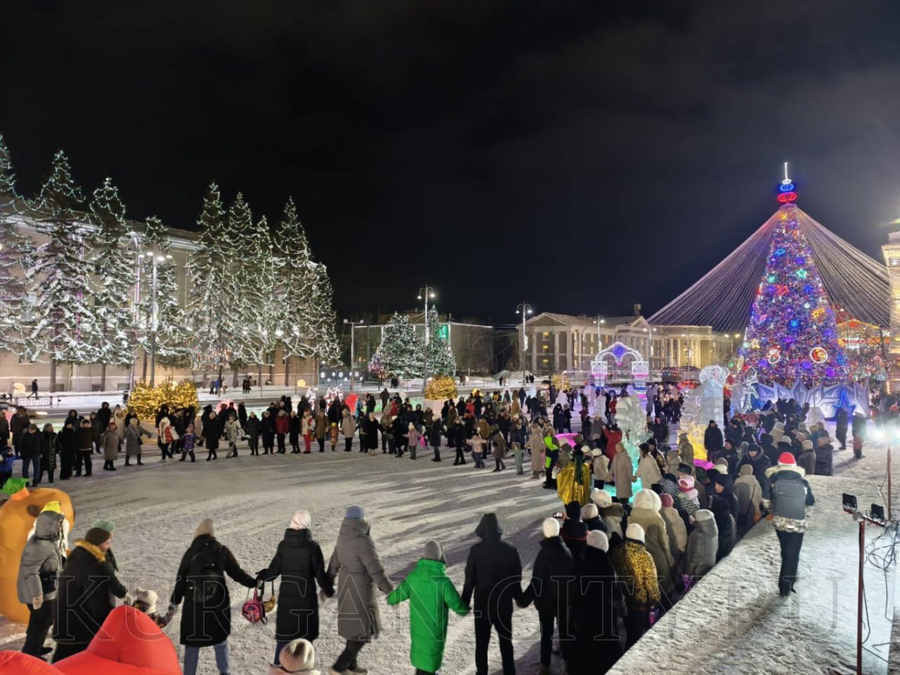 Сегодня вечером на центральной площади Кургана прошла интерактивная программа, посвященная Новому 2026 году и Рождественскому сочельнику Сегодня вечером на центральной площади Кургана прошла интерактивная программа, посвященная Новому 2026 году и Рождественскому сочельнику