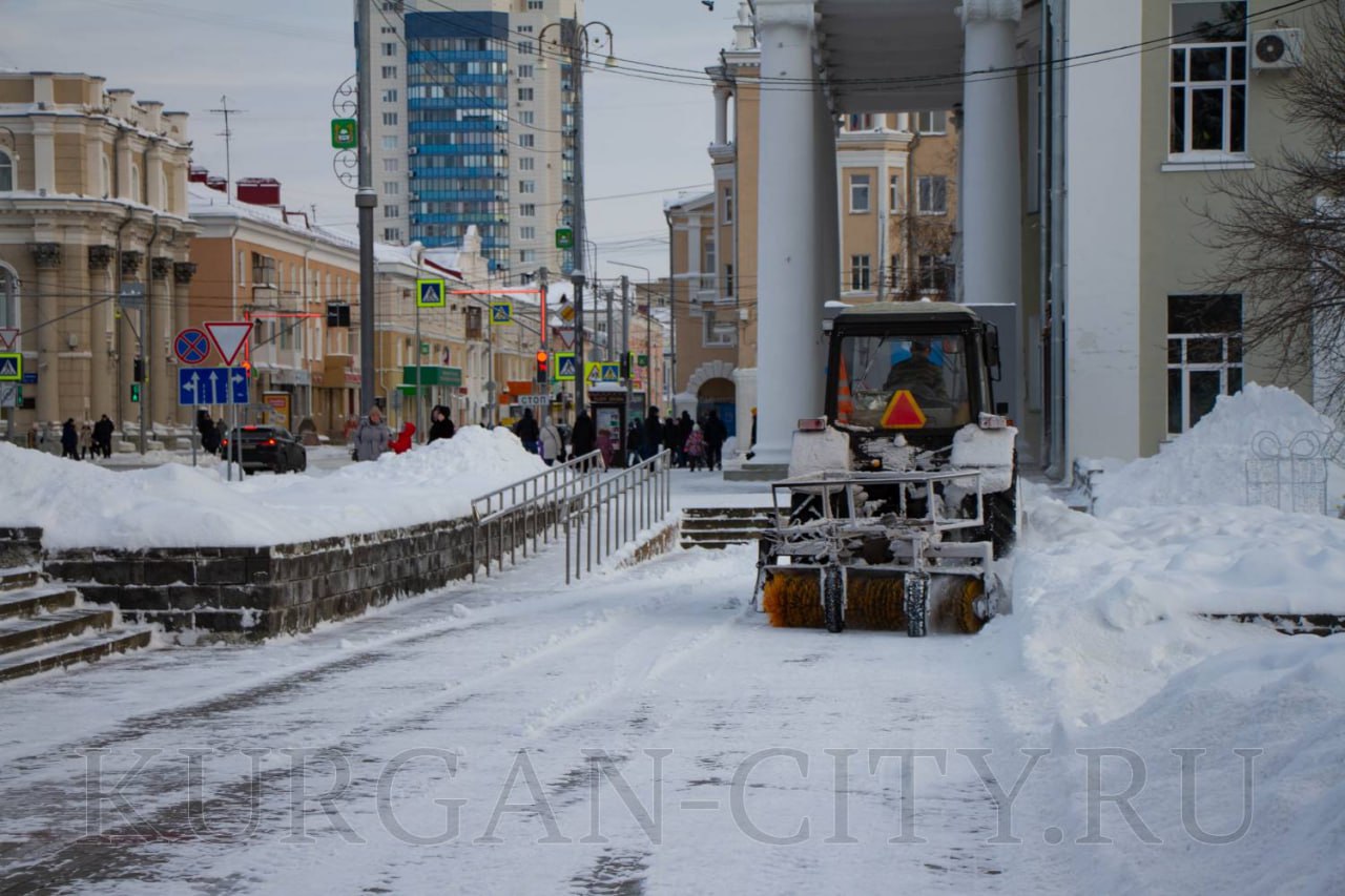 Дорожные и коммунальные службы круглосуточно работают на очистке города от снега Дорожные и коммунальные службы круглосуточно работают на очистке города от снега