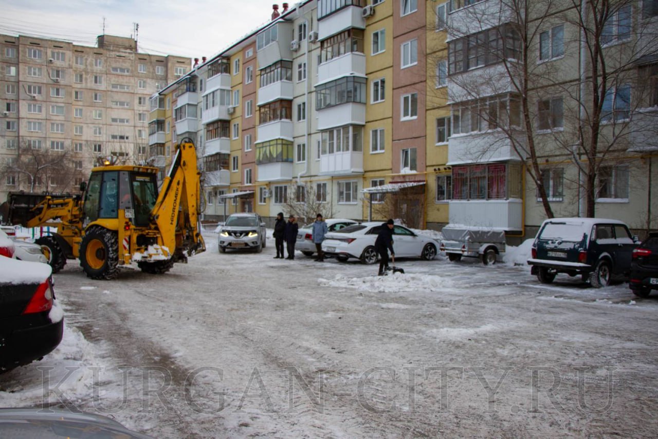 Дорожные и коммунальные службы круглосуточно работают на очистке города от снега Дорожные и коммунальные службы круглосуточно работают на очистке города от снега