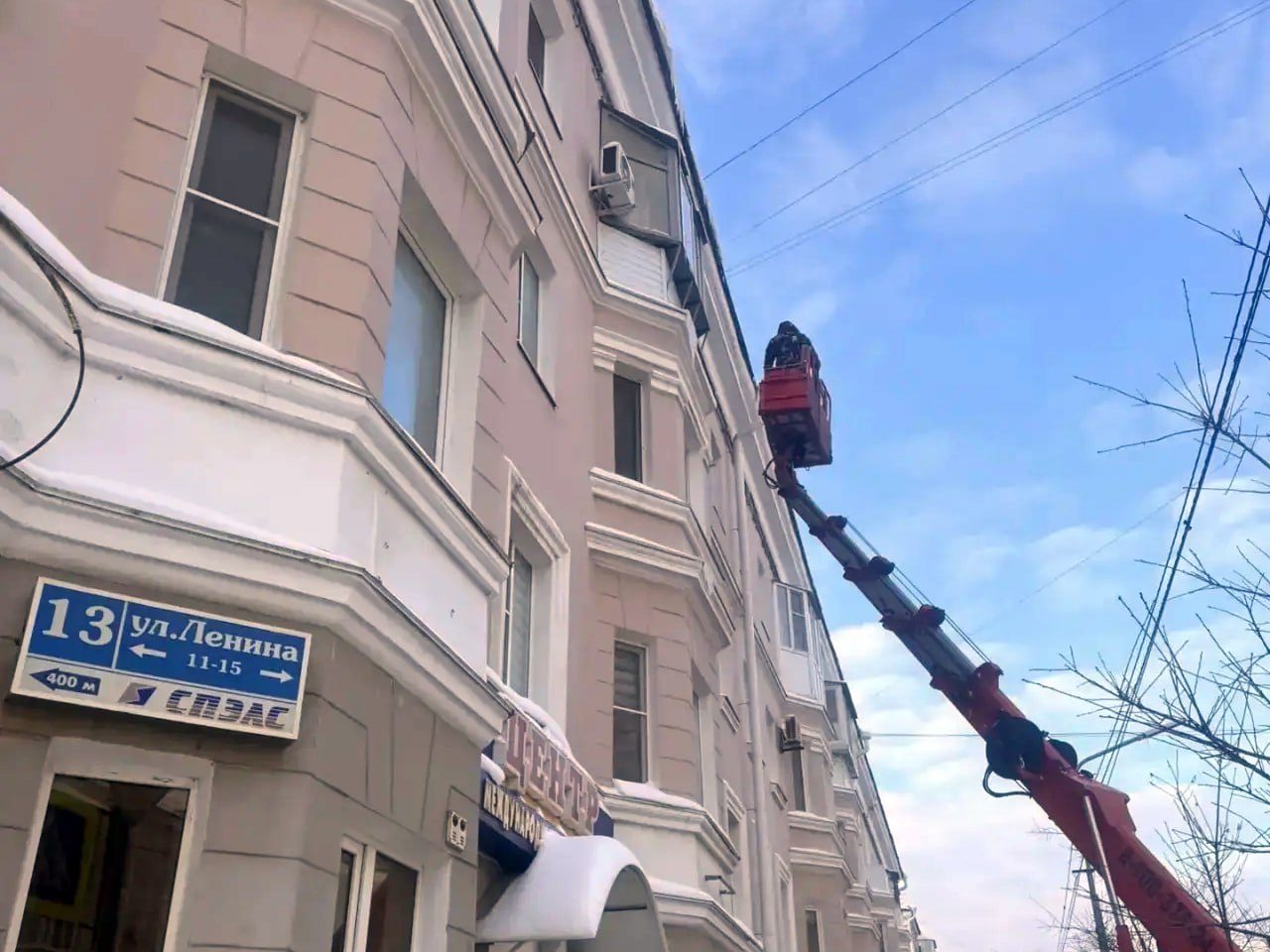 Фото управляющих компаний. Обильные снегопады в последние дни в Кургане, сопровождающиеся морозами ночью и оттепелью днем привели к образованию снежных карнизов и сосулек на крышах