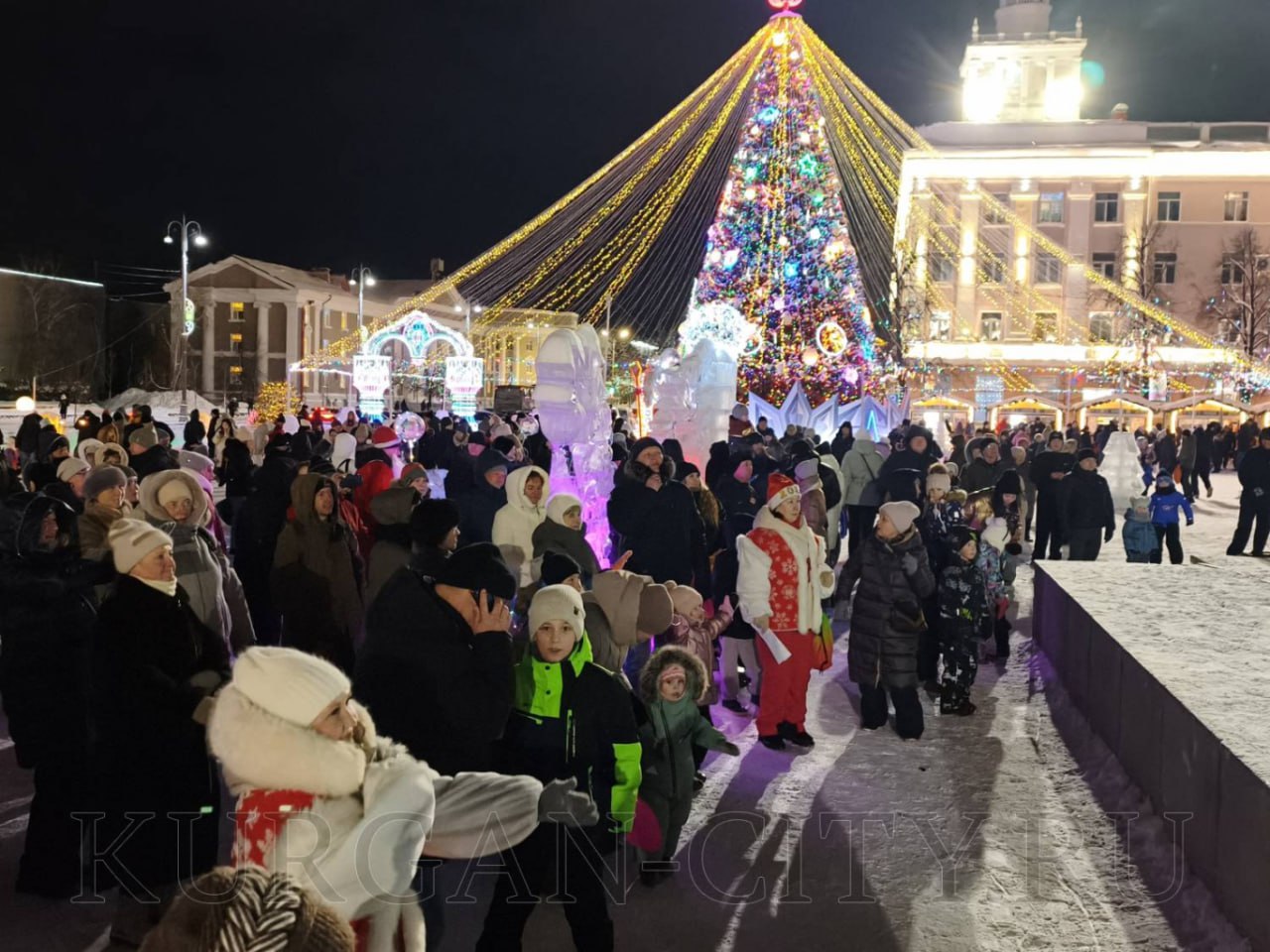 Сегодня вечером на центральной площади Кургана прошла интерактивная программа, посвященная Новому 2026 году и Рождественскому сочельнику Сегодня вечером на центральной площади Кургана прошла интерактивная программа, посвященная Новому 2026 году и Рождественскому сочельнику
