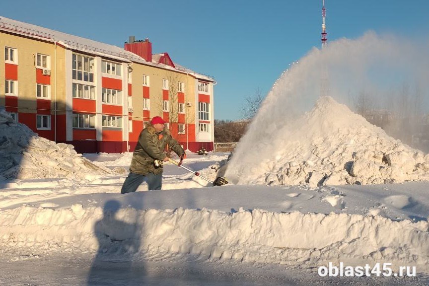 Курганец с электролопатой убрал снег в сквере за домом