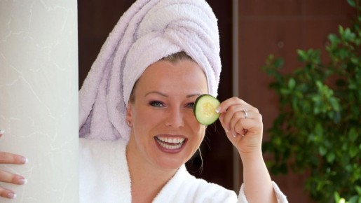 Заморозьте и втирайте: домашнее средство обходится дешевле 70 рублей, а действует не хуже «уколов красоты»