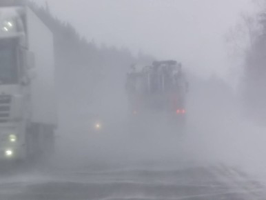 В связи с надвигающейся непогодой, характеризующейся обильным снегопадом, Госавтоинспекция настоятельно рекомендует водителям воздержаться от поездок по загородным автодорогам