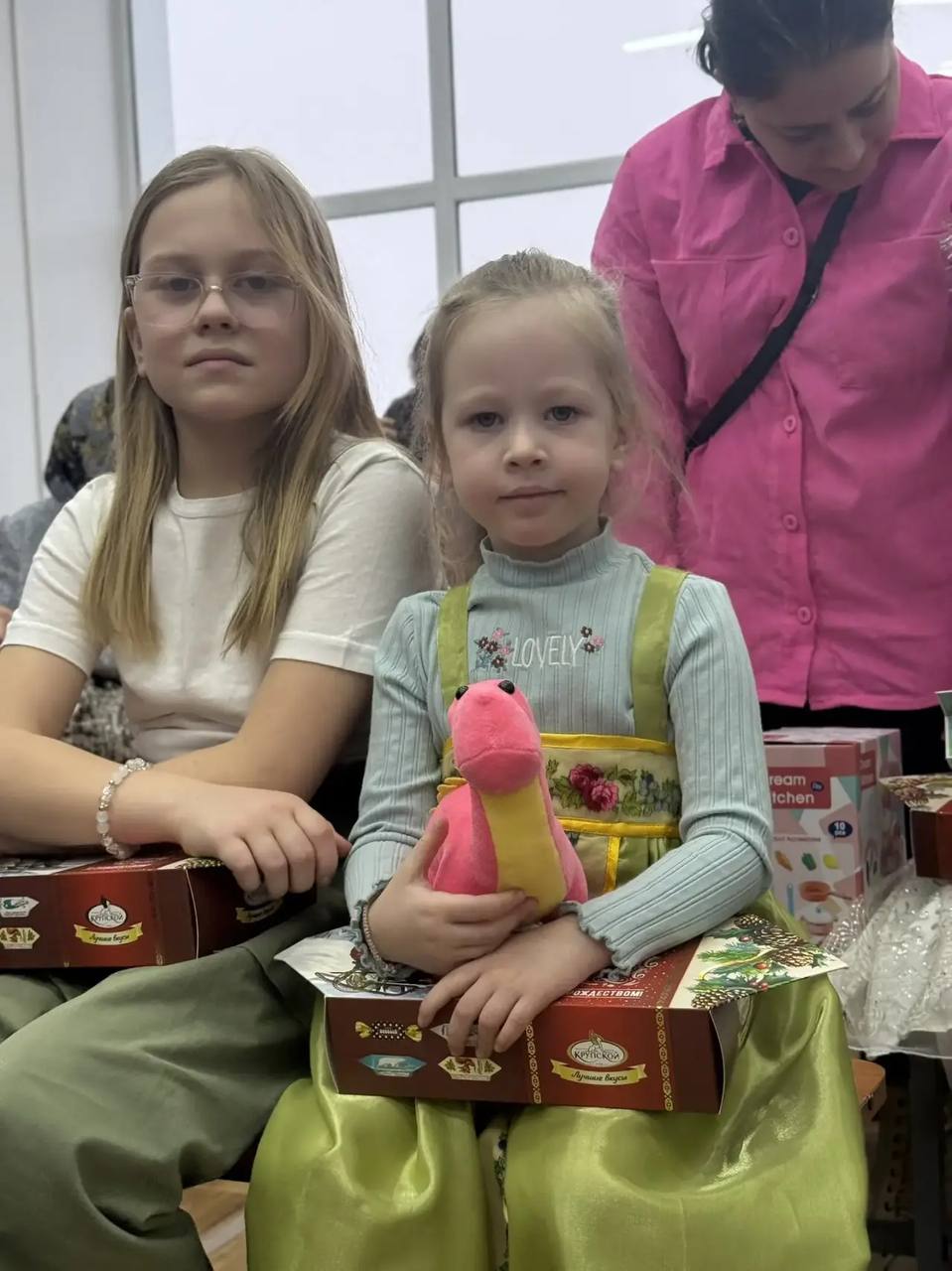 На «Рождественской ёлке» в Порт-Артурском храме Кургана дети получили подарки от губернатора Вадима Шумкова На «Рождественской ёлке» в Порт-Артурском храме Кургана дети получили подарки от губернатора Вадима Шумкова