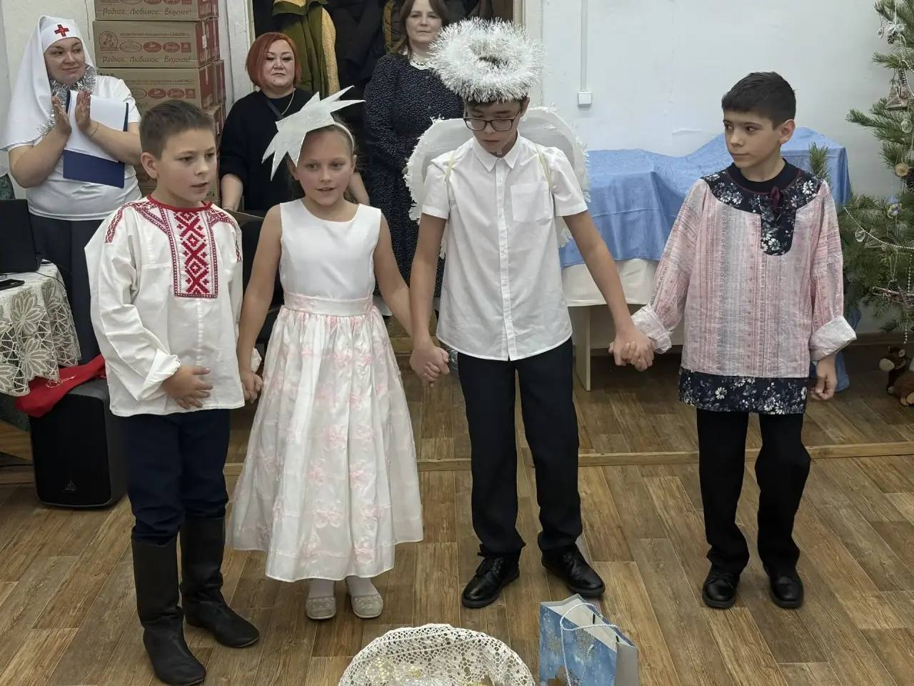 На «Рождественской ёлке» в Порт-Артурском храме Кургана дети получили подарки от губернатора Вадима Шумкова На «Рождественской ёлке» в Порт-Артурском храме Кургана дети получили подарки от губернатора Вадима Шумкова