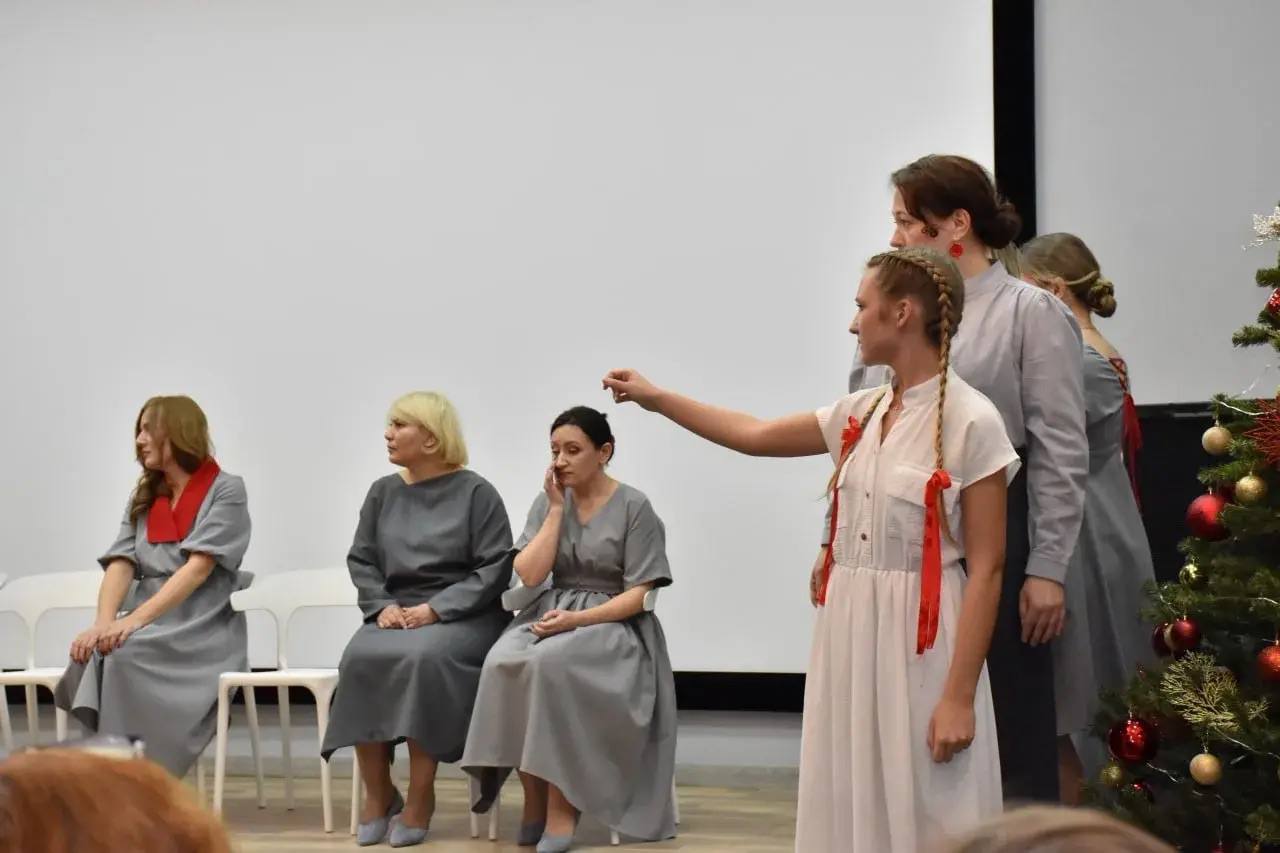 В Кургане, в день памяти Вифлеемских младенцев, состоялся благотворительный показ спектакля «40 минут», посвящённого материнству В Кургане, в день памяти Вифлеемских младенцев, состоялся благотворительный показ спектакля «40 минут», посвящённого материнству