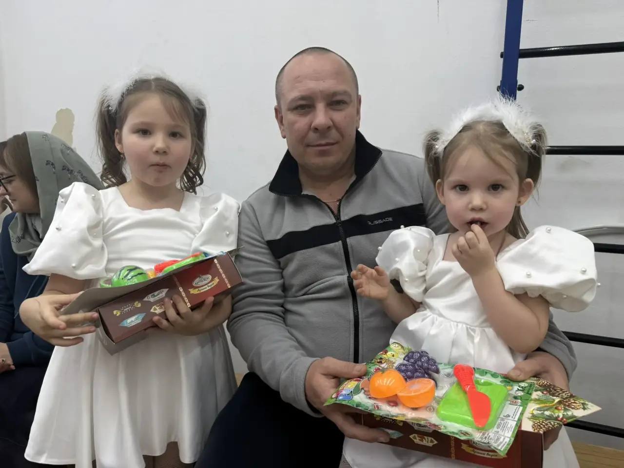 На «Рождественской ёлке» в Порт-Артурском храме Кургана дети получили подарки от губернатора Вадима Шумкова На «Рождественской ёлке» в Порт-Артурском храме Кургана дети получили подарки от губернатора Вадима Шумкова