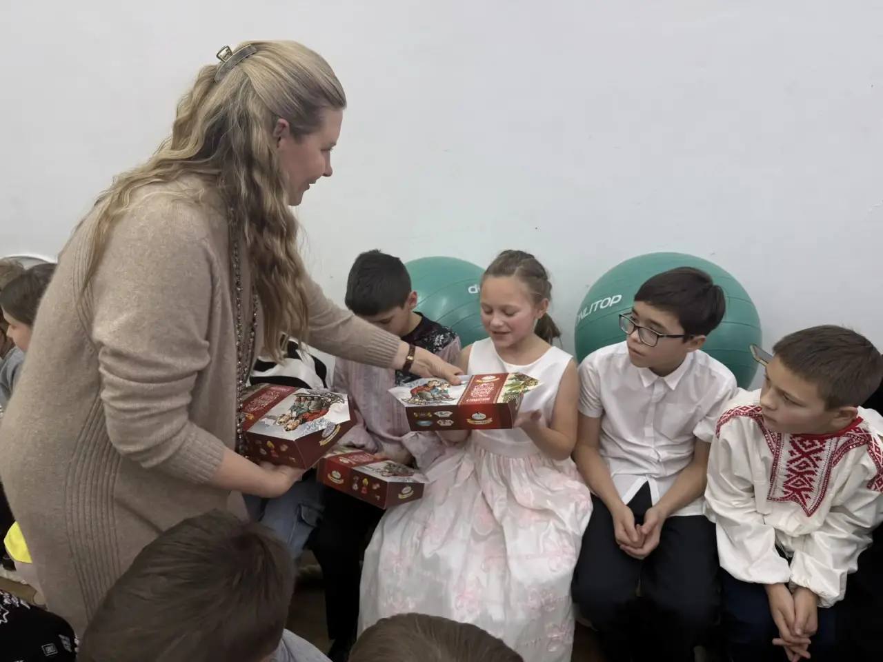 На «Рождественской ёлке» в Порт-Артурском храме Кургана дети получили подарки от губернатора Вадима Шумкова На «Рождественской ёлке» в Порт-Артурском храме Кургана дети получили подарки от губернатора Вадима Шумкова