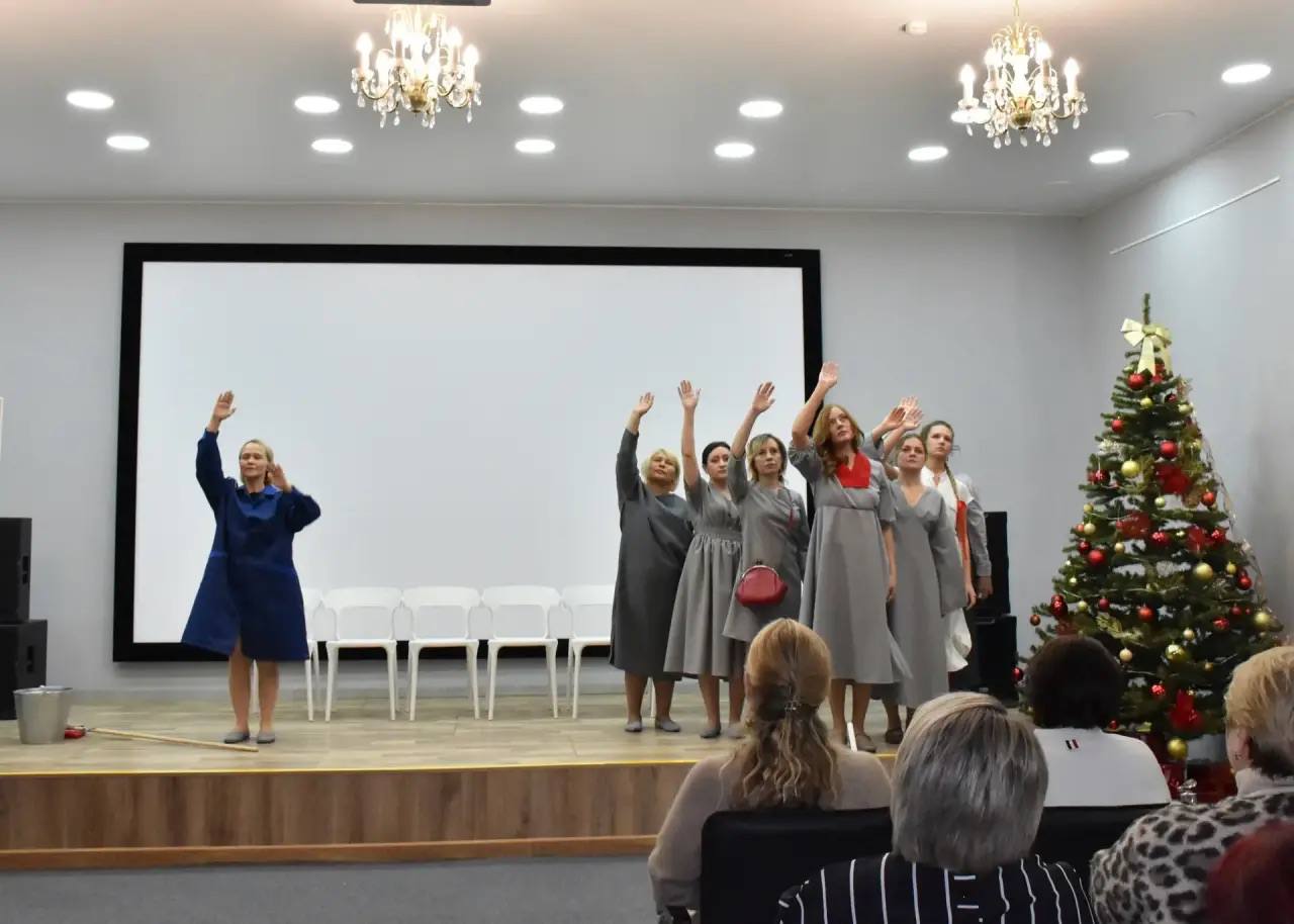 В Кургане, в день памяти Вифлеемских младенцев, состоялся благотворительный показ спектакля «40 минут», посвящённого материнству В Кургане, в день памяти Вифлеемских младенцев, состоялся благотворительный показ спектакля «40 минут», посвящённого материнству