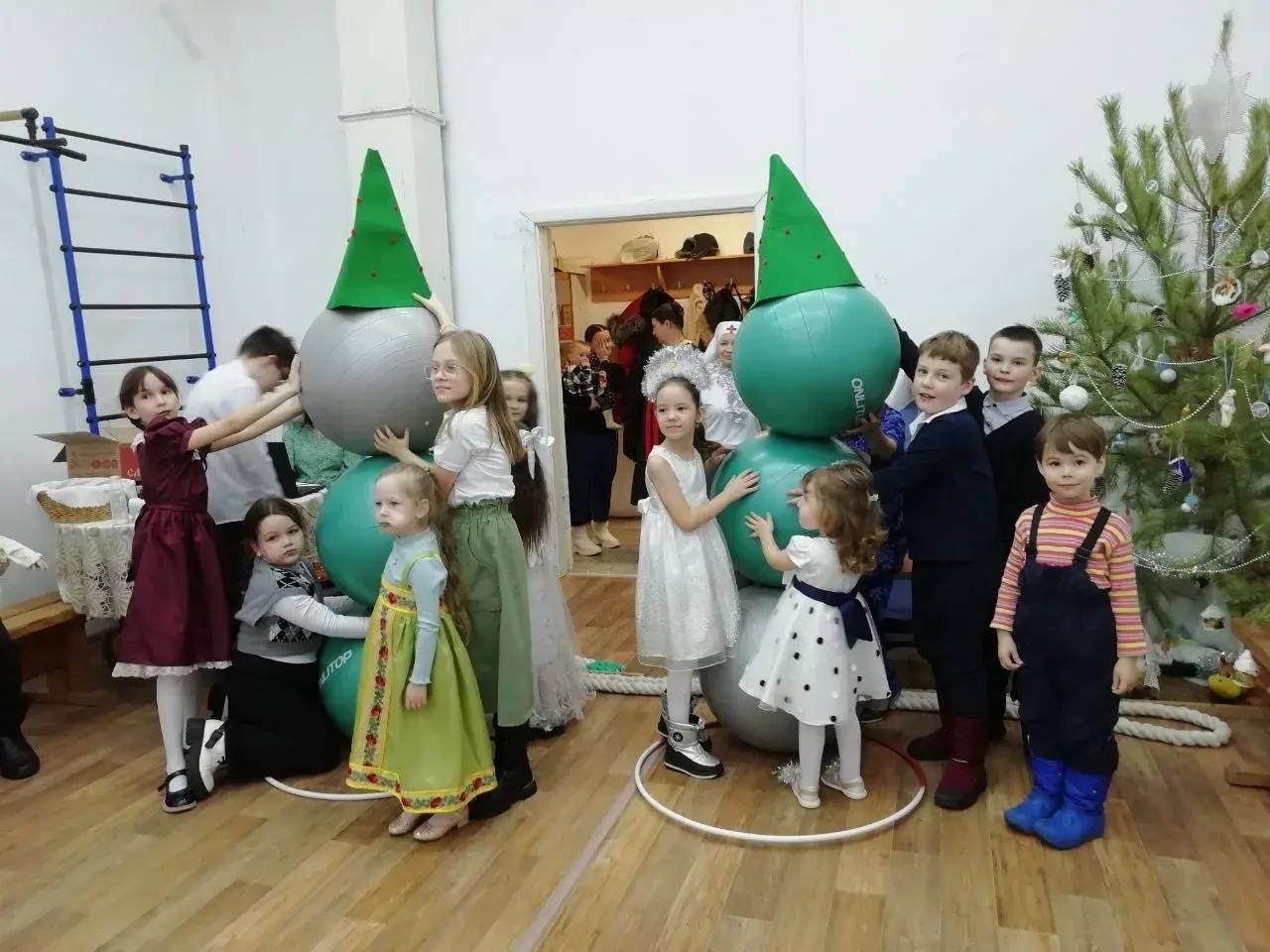 На «Рождественской ёлке» в Порт-Артурском храме Кургана дети получили подарки от губернатора Вадима Шумкова На «Рождественской ёлке» в Порт-Артурском храме Кургана дети получили подарки от губернатора Вадима Шумкова