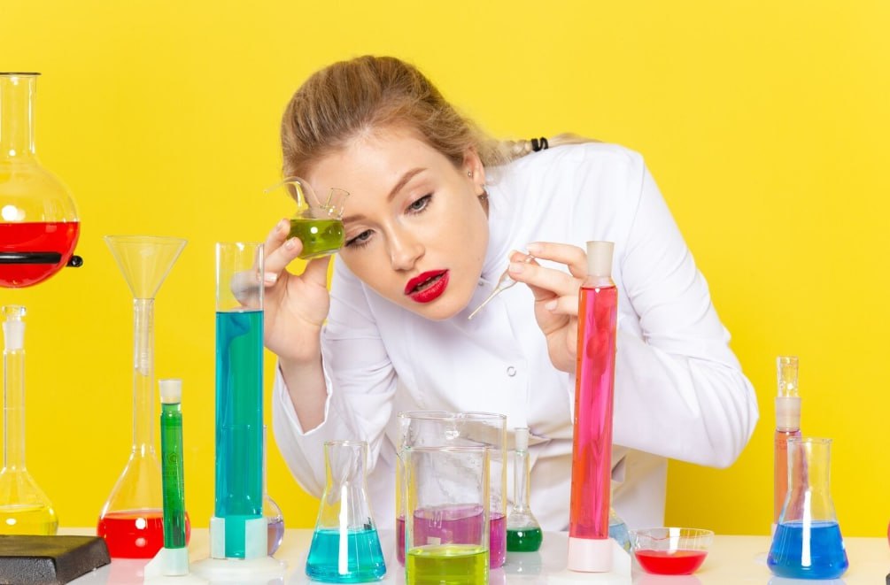 Курганцев приглашают написать картину химическими реакциями