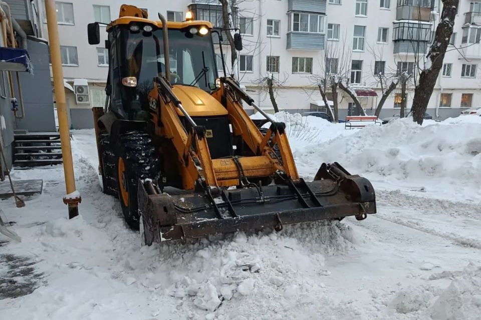Дворы, объекты бизнеса, учреждения социальной сферы, дороги, скверы и другие территории остаются в центре внимания всех служб и организаций, которые задействованы в работе по очистке города от снега