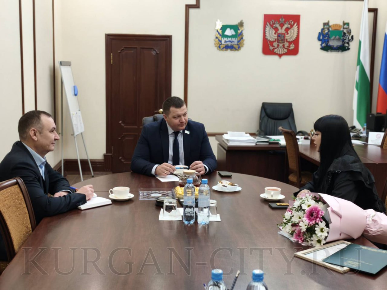 Глава города Кургана Антон Науменко сегодня, 22 января, вручил благодарственное письмо Ксении Андреевне Прокопьевой, супруг которой добросовестно исполняет боевые задачи в зоне специальной военной операции Глава города Кургана Антон Науменко сегодня, 22 января, вручил благодарственное письмо Ксении Андреевне Прокопьевой, супруг которой добросовестно исполняет боевые задачи в зоне специальной военной операции