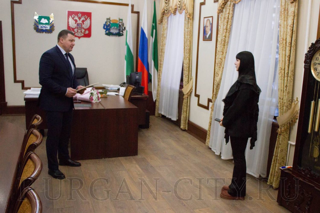 Глава города Кургана Антон Науменко сегодня, 22 января, вручил благодарственное письмо Ксении Андреевне Прокопьевой, супруг которой добросовестно исполняет боевые задачи в зоне специальной военной операции Глава города Кургана Антон Науменко сегодня, 22 января, вручил благодарственное письмо Ксении Андреевне Прокопьевой, супруг которой добросовестно исполняет боевые задачи в зоне специальной военной операции