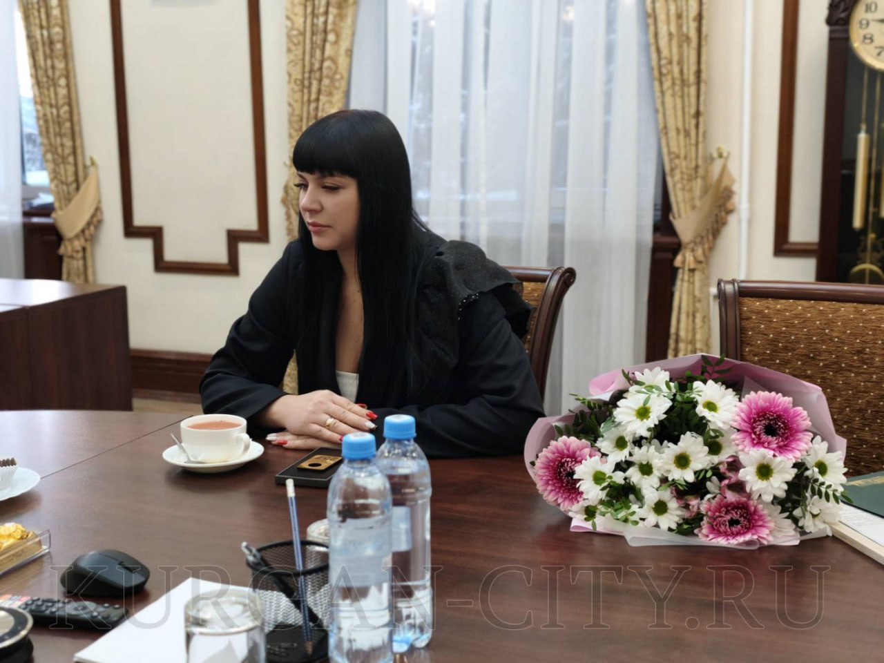 Глава города Кургана Антон Науменко сегодня, 22 января, вручил благодарственное письмо Ксении Андреевне Прокопьевой, супруг которой добросовестно исполняет боевые задачи в зоне специальной военной операции Глава города Кургана Антон Науменко сегодня, 22 января, вручил благодарственное письмо Ксении Андреевне Прокопьевой, супруг которой добросовестно исполняет боевые задачи в зоне специальной военной операции