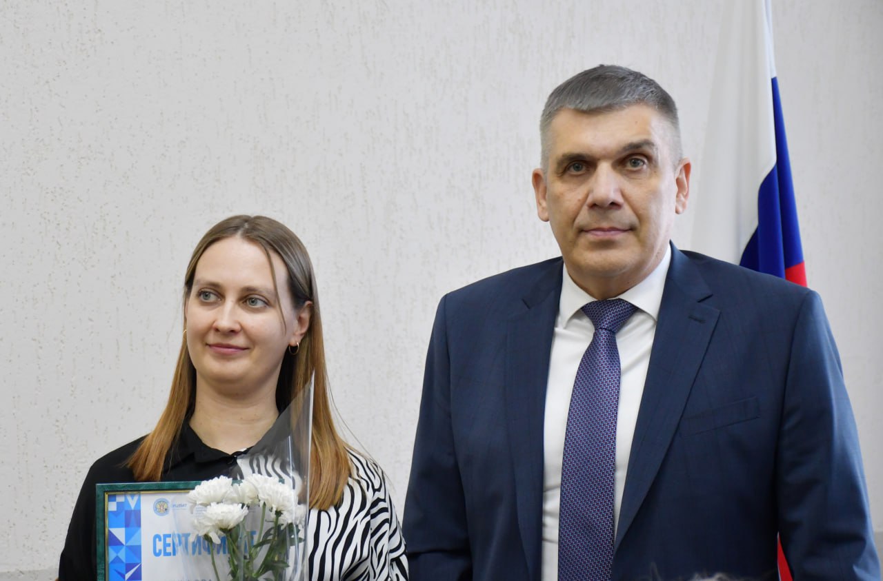 Глава облизбиркома Роман Скиндерев вручил сертификаты ЦИК России финалистам федерального этапа Всероссийского конкурса среди работников библиотек Глава облизбиркома Роман Скиндерев вручил сертификаты ЦИК России финалистам федерального этапа Всероссийского конкурса среди работников библиотек