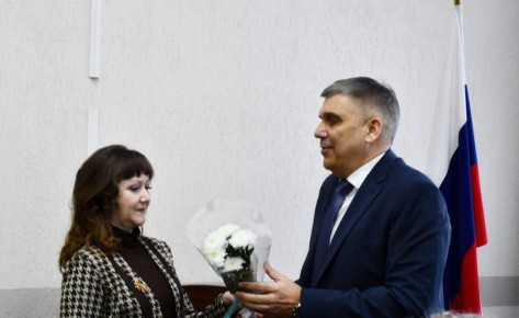 Глава облизбиркома Роман Скиндерев вручил сертификаты ЦИК России финалистам федерального этапа Всероссийского конкурса среди работников библиотек