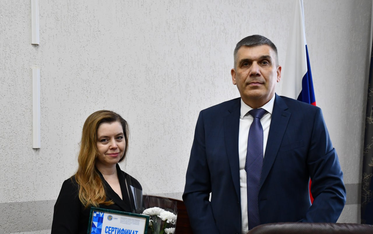 Глава облизбиркома Роман Скиндерев вручил сертификаты ЦИК России финалистам федерального этапа Всероссийского конкурса среди работников библиотек Глава облизбиркома Роман Скиндерев вручил сертификаты ЦИК России финалистам федерального этапа Всероссийского конкурса среди работников библиотек