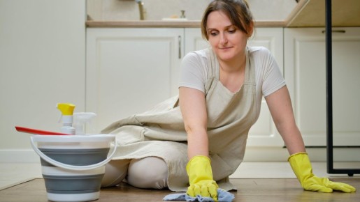 Пятна на линолеуме исчезнут на глазах: всего два ингредиента сотворят чудо