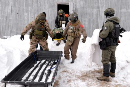 На базе летного центра «Логовушка» в Кетовском районе Курганской области состоялась совместная тактико-специальная тренировка спецназа Росгвардии и регионального управления МЧС