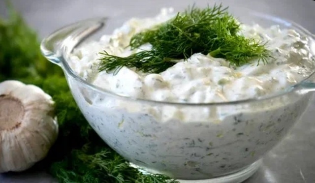 Как приготовить ароматные дзадзики: классический греческий соус