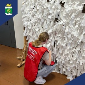 Школьники из Щучья вяжут маскировочные сети для участников СВО