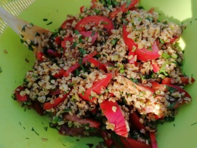 Легкий салат с булгуром и овощами для пикника