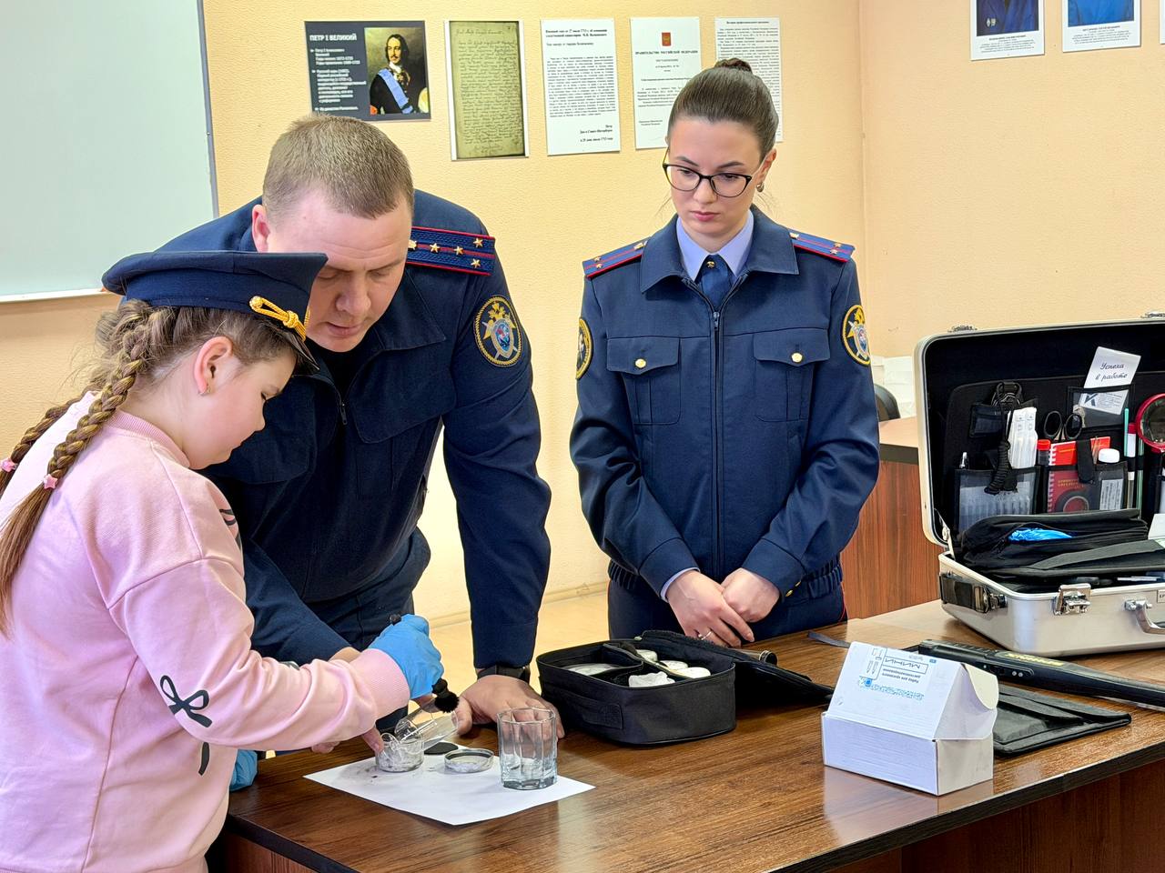 По инициативе представителей Женского совета в следственном управлении состоялось мероприятие для детей сотрудников следственного управления, приуроченное к 15-летию образования СК России По инициативе представителей Женского совета в следственном управлении состоялось мероприятие для детей сотрудников следственного управления, приуроченное к 15-летию образования СК России
