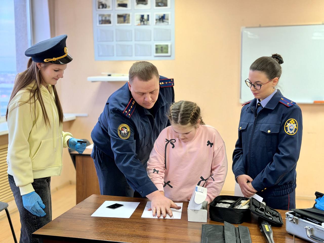 По инициативе представителей Женского совета в следственном управлении состоялось мероприятие для детей сотрудников следственного управления, приуроченное к 15-летию образования СК России По инициативе представителей Женского совета в следственном управлении состоялось мероприятие для детей сотрудников следственного управления, приуроченное к 15-летию образования СК России
