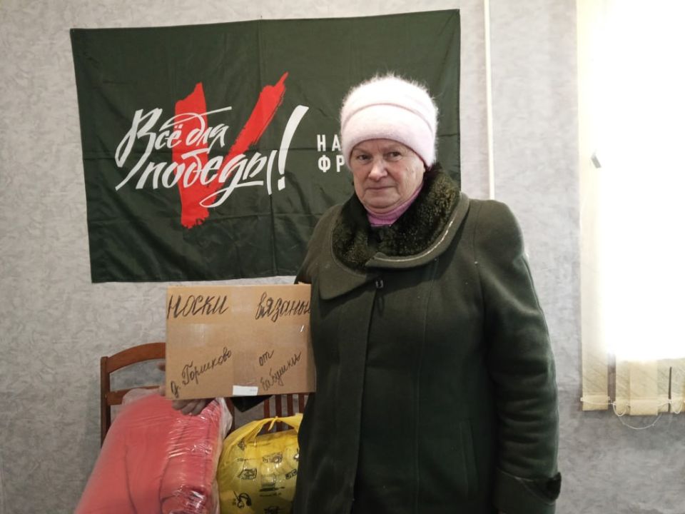 «Тепло бабушкиных рук»: жительница курганской деревни передала вязаные носки для бойцов