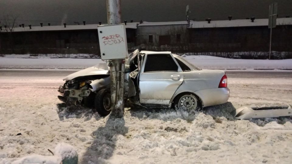 Машина намоталась на столб сегодня ночью на Галкинском переезде в Кургане