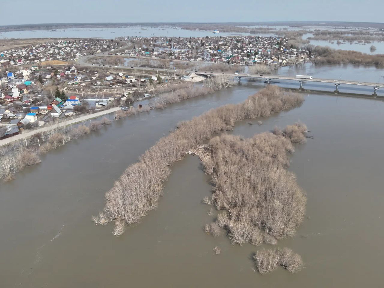 Губернатор Вадим Шумков в рамках подготовки к паводкоопасному сезону акцентировал внимание на работе, проводимой по расчистке пойм рек от несанкционированных свалок и захламления