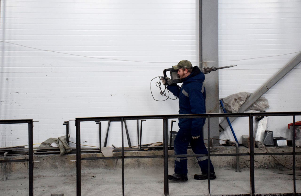 Антон Науменко: Заехали с контролем в Заозёрный микрорайон, на 14-ую КНС Антон Науменко: Заехали с контролем в Заозёрный микрорайон, на 14-ую КНС