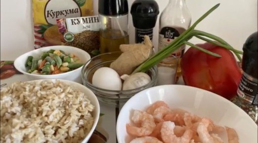 Легкий жареный рис с креветками: идеальный рецепт для занятых мам