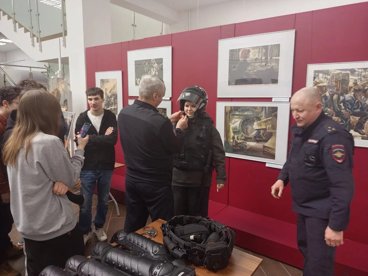 В Кургане полицейские и ветераны встретились с молодежью В Кургане полицейские и ветераны встретились с молодежью