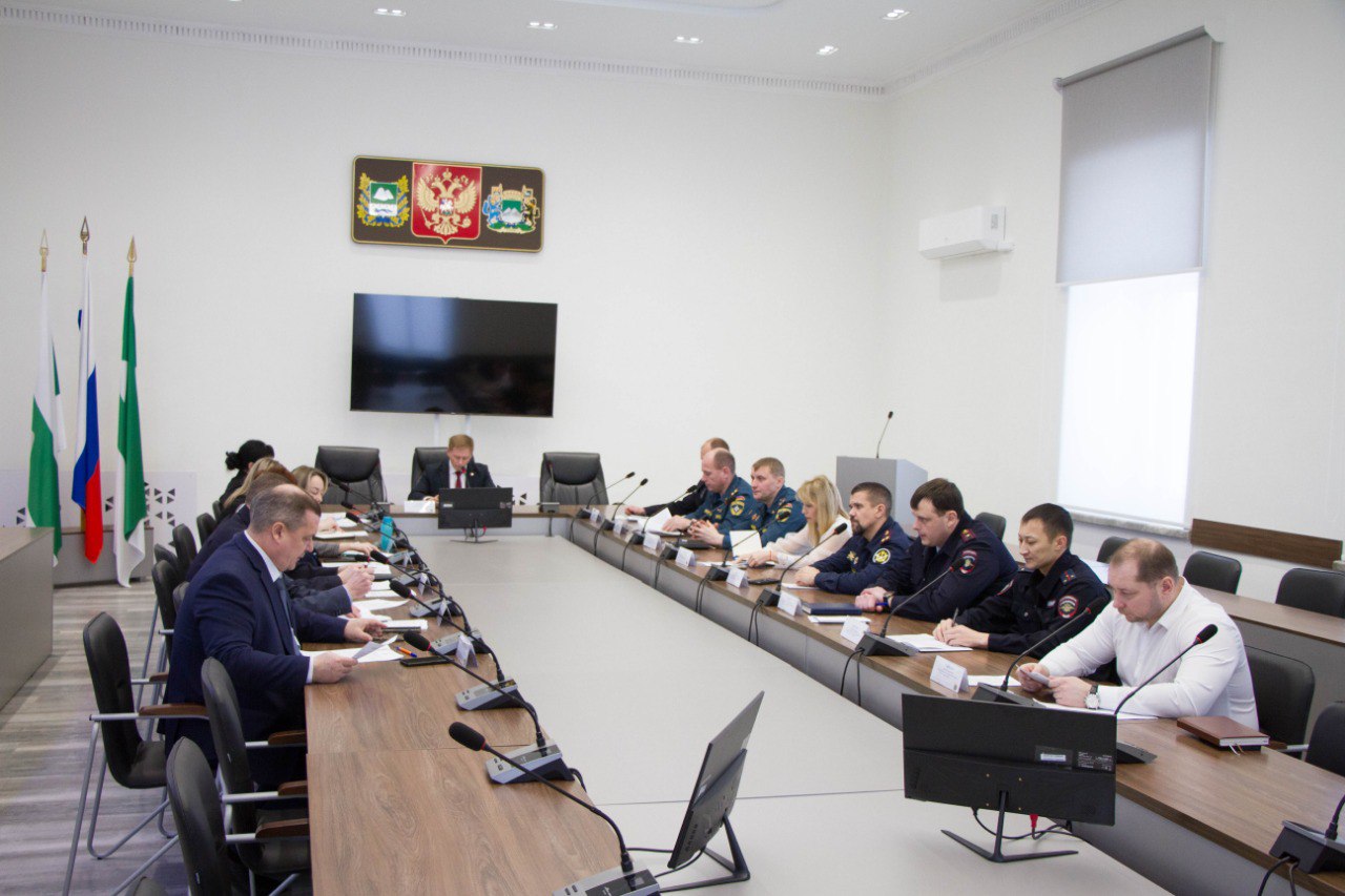 О безопасности городских учреждений социальной сферы, мерах, принимаемых по их защищенности, а также безопасности мест массового пребывания людей, проводимых мероприятиях в сфере профилактики терроризма шла речь на...