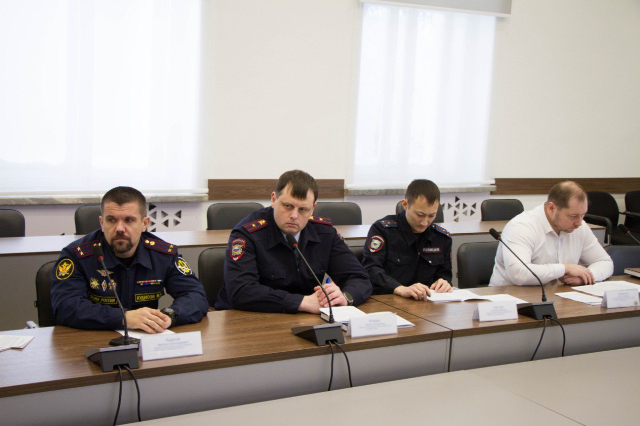 О безопасности городских учреждений социальной сферы, мерах, принимаемых по их защищенности, а также безопасности мест массового пребывания людей, проводимых мероприятиях в сфере профилактики терроризма шла речь на... О безопасности городских учреждений социальной сферы, мерах, принимаемых по их защищенности, а также безопасности мест массового пребывания людей, проводимых мероприятиях в сфере профилактики терроризма шла речь на...