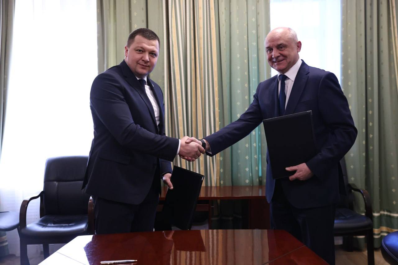 Антон Науменко: Сегодня вместе с руководителем Межрегионального территориального управления Ространснадзора России Сергеем Фоминым подписали соглашение об открытии в Кургане Центра автоматизированной фиксации... Антон Науменко: Сегодня вместе с руководителем Межрегионального территориального управления Ространснадзора России Сергеем Фоминым подписали соглашение об открытии в Кургане Центра автоматизированной фиксации...