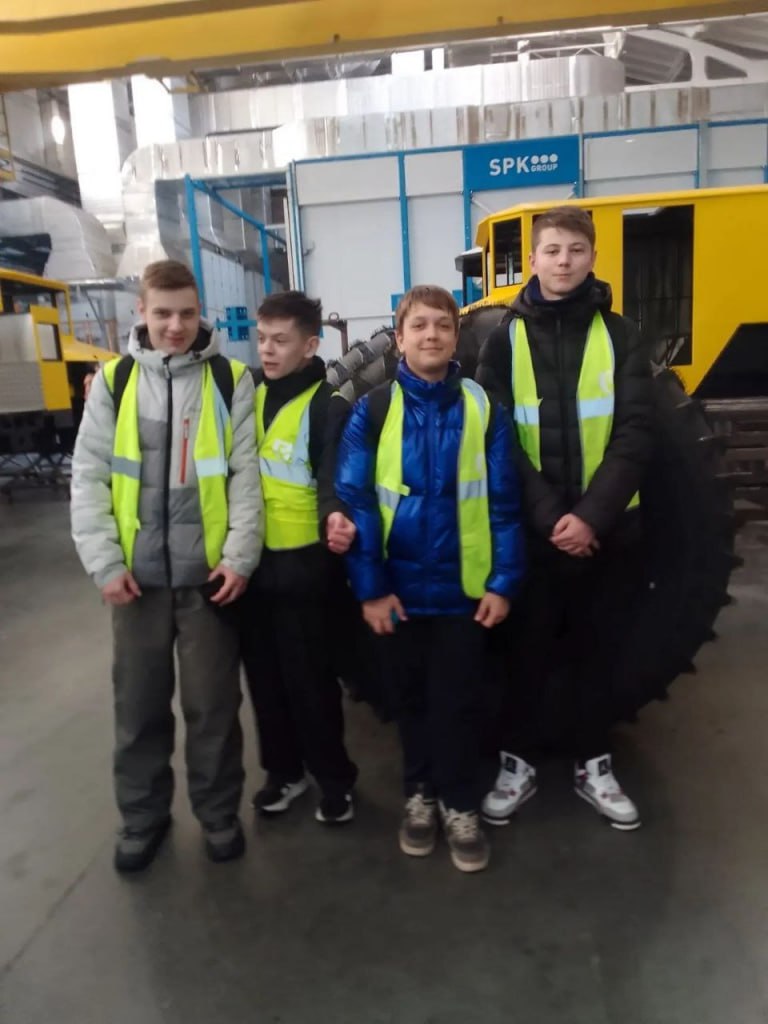 Кетовские школьники в рамках профориентационного проекта ознакомились с производством вездеходов «БУРЛАК»