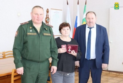 Глава Шатровского муниципального округа Леонид Рассохин совместно с военным комиссаром Каргапольского и Шатровского районов Вячеславом Марковских посетили Веру Дмитриевну Пешкову, которая была опекуном погибшего...