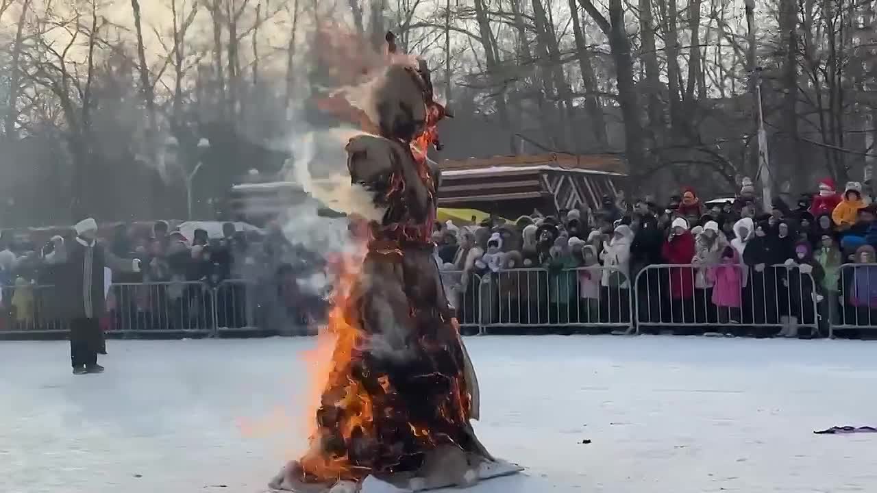Сегодня в ЦПКИО состоялось сожжение чучела масленицы и проводы зимы