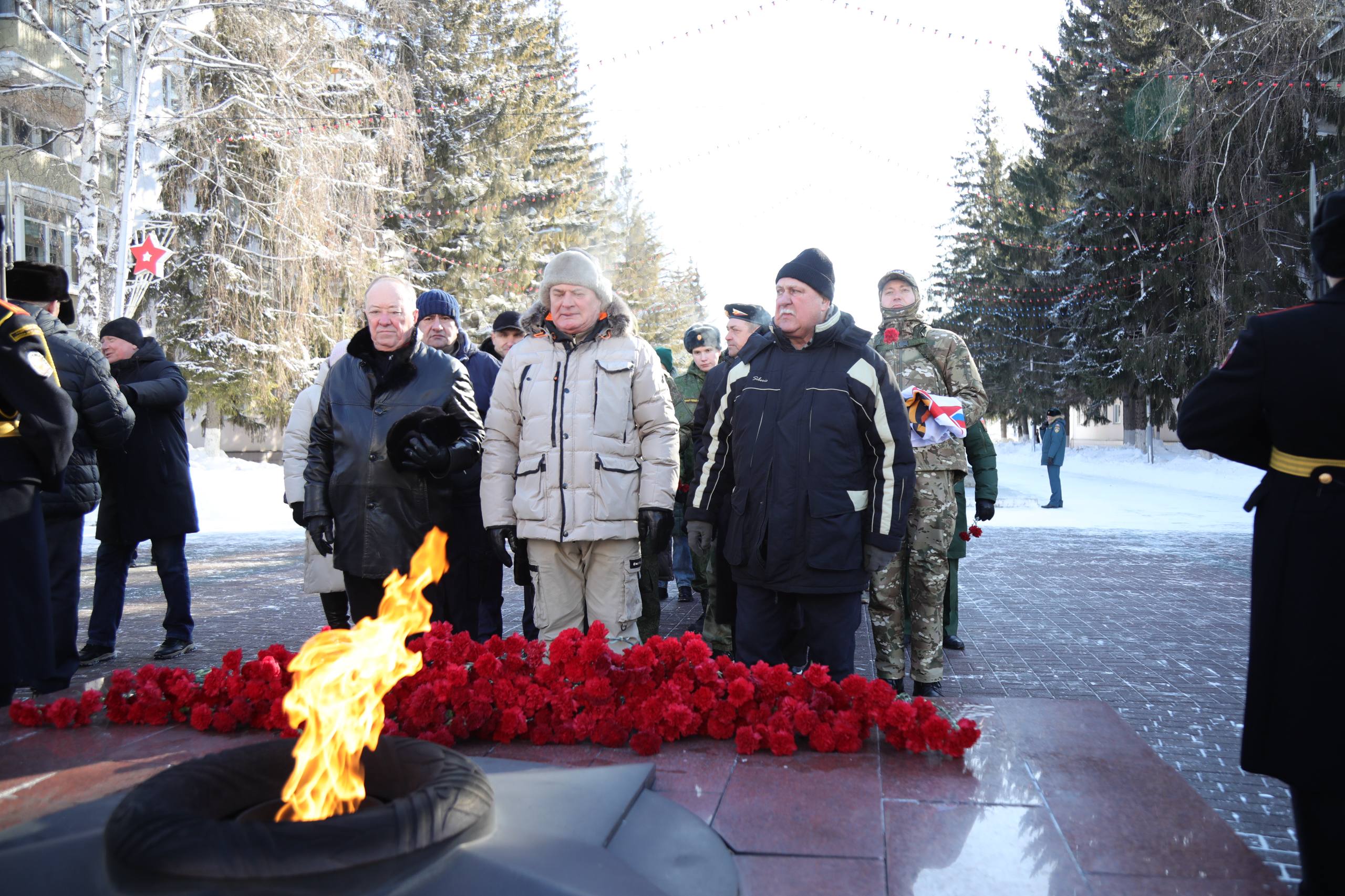 В Кургане в День защитника Отечества, 23 февраля, состоялась торжественная церемония возложения цветов к Вечному огню В Кургане в День защитника Отечества, 23 февраля, состоялась торжественная церемония возложения цветов к Вечному огню