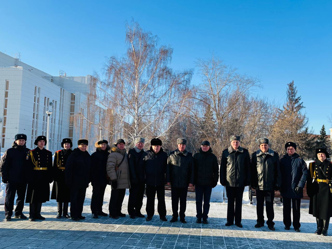 Руководители зауральского УМВД и ветераны возложили цветы к памятнику сотрудникам, погибшим при исполнении служебных обязанностей Руководители зауральского УМВД и ветераны возложили цветы к памятнику сотрудникам, погибшим при исполнении служебных обязанностей