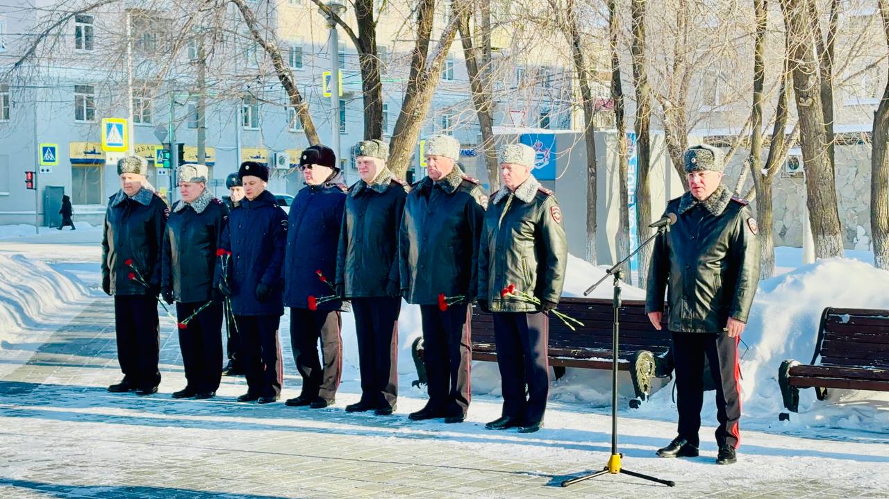 Руководители зауральского УМВД и ветераны возложили цветы к памятнику сотрудникам, погибшим при исполнении служебных обязанностей Руководители зауральского УМВД и ветераны возложили цветы к памятнику сотрудникам, погибшим при исполнении служебных обязанностей