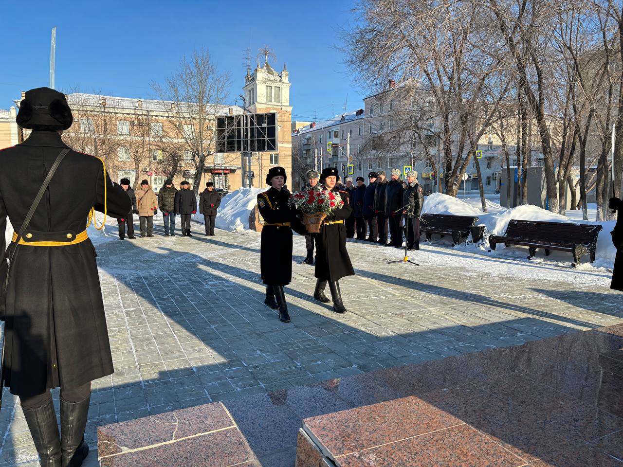Руководители зауральского УМВД и ветераны возложили цветы к памятнику сотрудникам, погибшим при исполнении служебных обязанностей Руководители зауральского УМВД и ветераны возложили цветы к памятнику сотрудникам, погибшим при исполнении служебных обязанностей