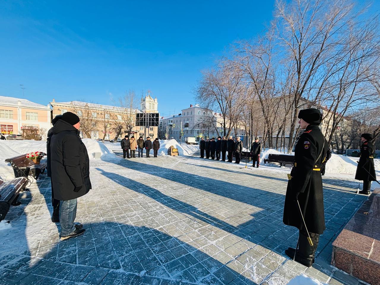 Руководители зауральского УМВД и ветераны возложили цветы к памятнику сотрудникам, погибшим при исполнении служебных обязанностей Руководители зауральского УМВД и ветераны возложили цветы к памятнику сотрудникам, погибшим при исполнении служебных обязанностей