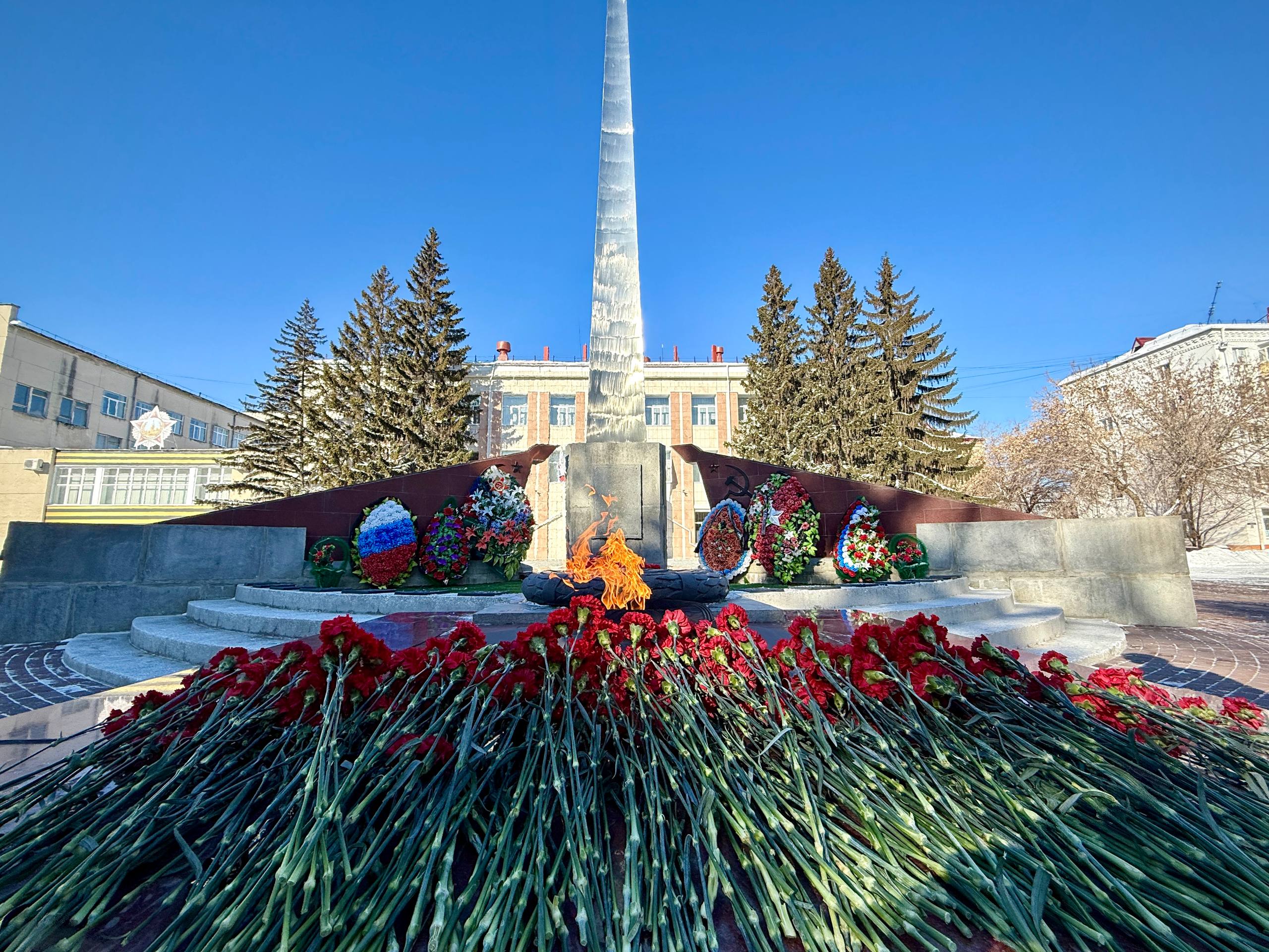 В Кургане в День защитника Отечества, 23 февраля, состоялась торжественная церемония возложения цветов к Вечному огню